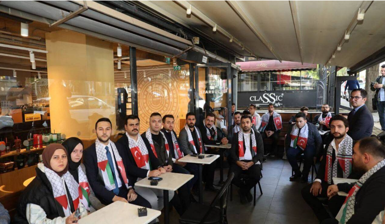 AKP Gençlik Kolları, İsrail’i protesto etmek için Starbucks’ta yarım saat oturdu