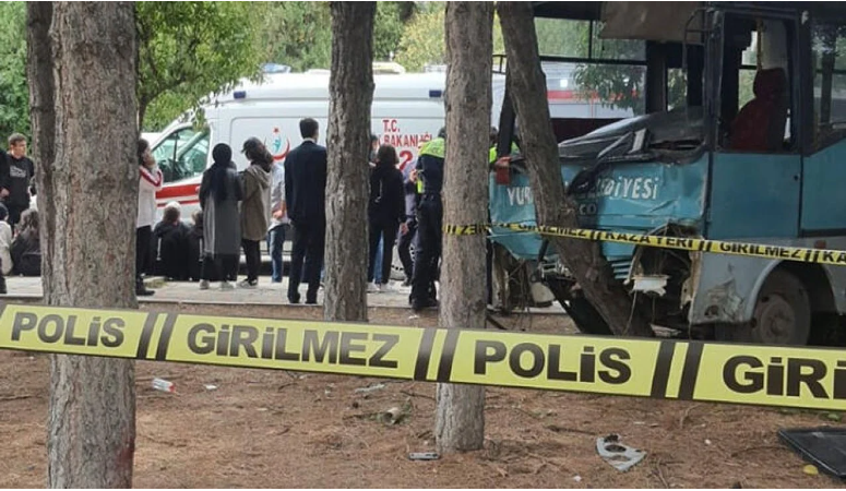 Elazığ’da öğrencileri taşıyan midibüs kaza yaptı: Bir ölü, 15 yaralı