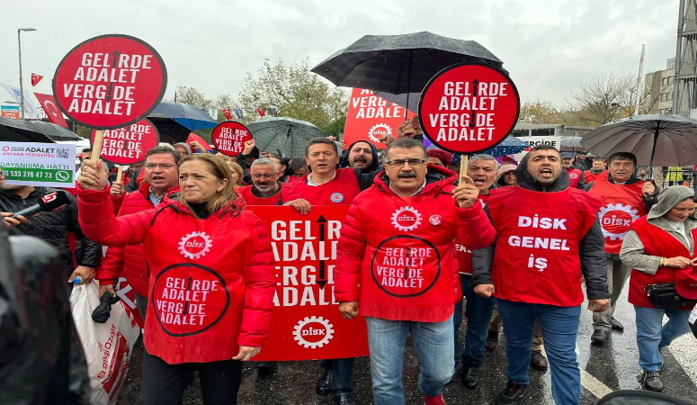 DİSK, “gelirde adalet, vergide adalet” diyerek İstanbul’dan Ankara’ya yürüyor