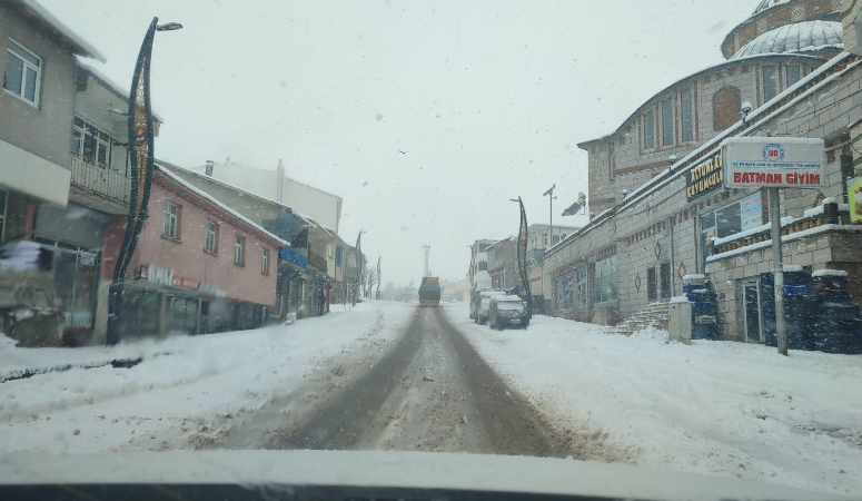 Bingöl’de yoğun kar yağışı: İki ilçede okullar tatil edildi