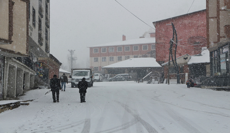 Karlıova, karla kaplandı