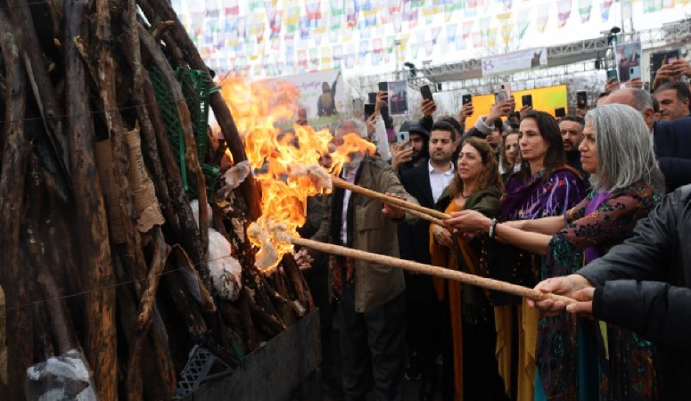 Newroz’un ilk ateşi Karakoçan’da yakıldı