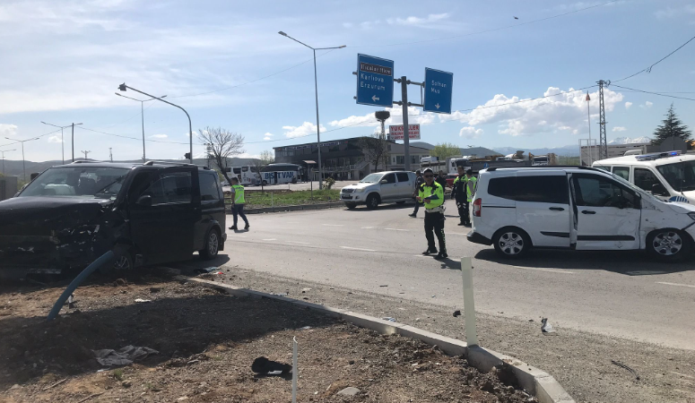 Bingöl’de trafik kazası: 15 yaralı