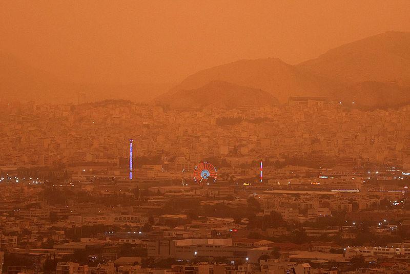 Atina'da toz nedeniyle kızıla boyanan gökyüzü