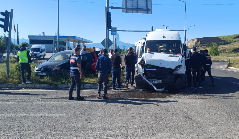 Bingöl’de havalimanı kavşağında kaza: 10 yaralı