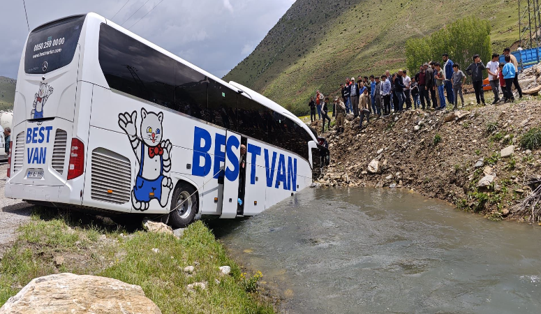 Bitlis’te otobüs dereye yuvarlandı: Beş yaralı