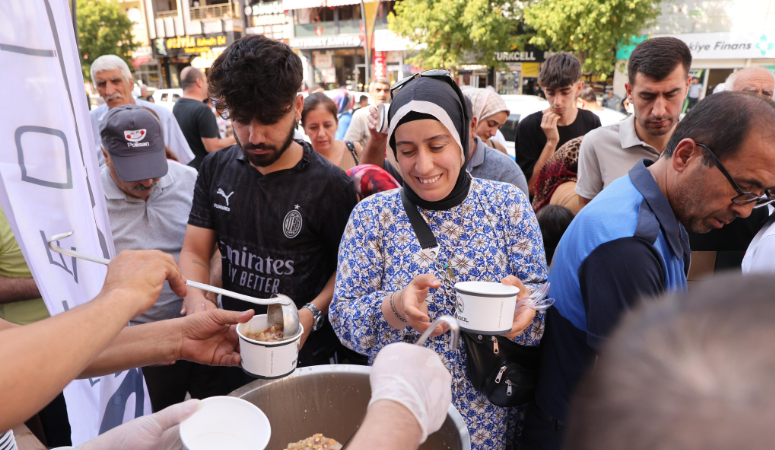 Bingöl’de aşure dağıtıldı