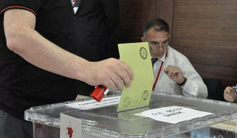 Doç. Dr. Kömürcü: AKP kan kaybediyor ama iktidar bir bütün olarak erimiyor