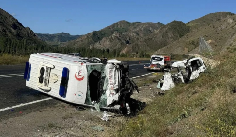 Erzurum’da kaza: İkisi sağlık çalışanı, dört kişi öldü