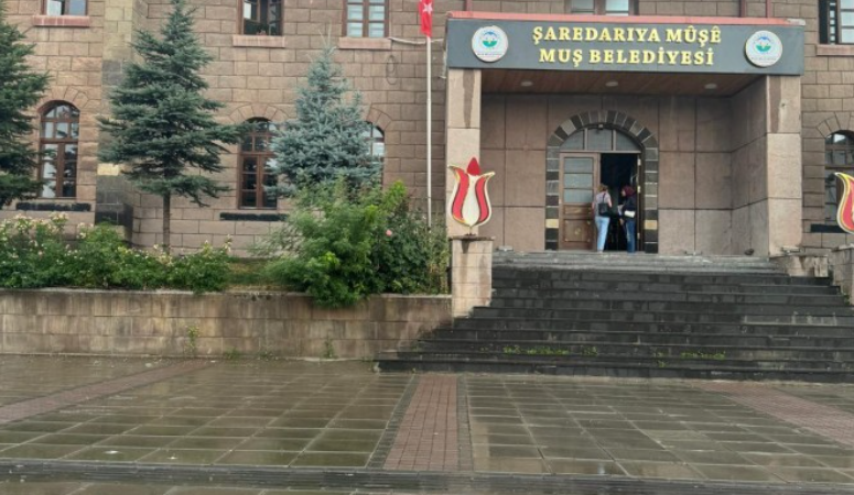 Muş Belediyesi’ne Kürtçe tabela asıldı