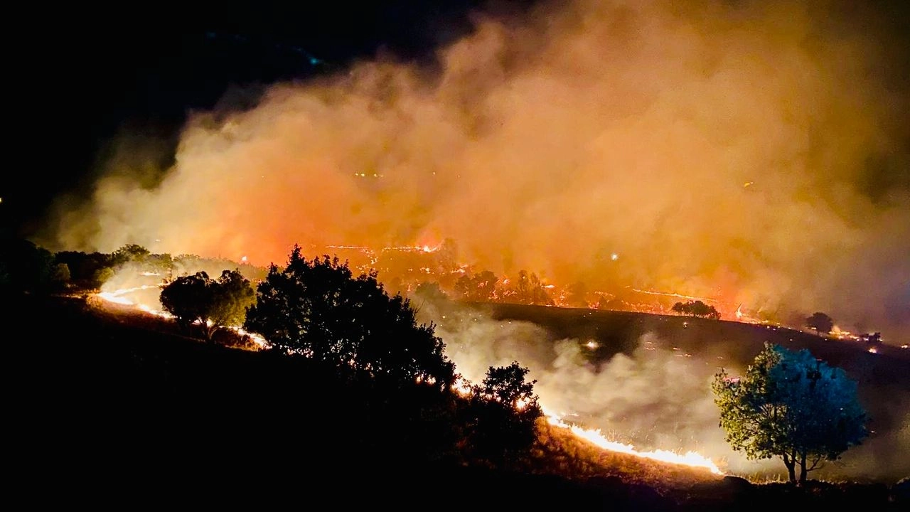 Dersim’deki yangın köylülerin desteğiyle kontrol altına alındı