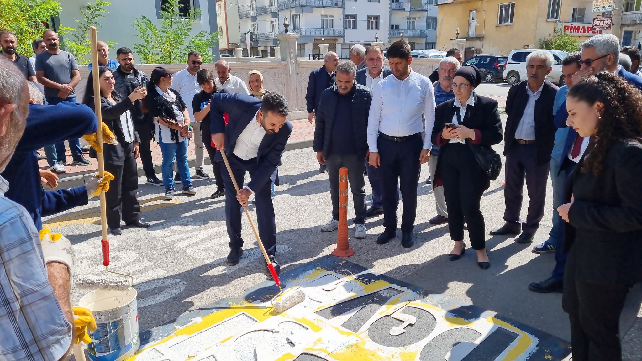 Karakoçan’da silinen Kürtçe yazılar yeniden yazıldı