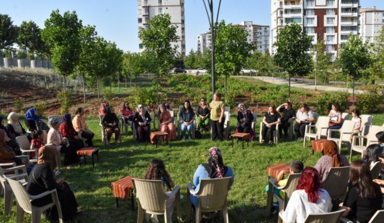 Kadınlar her hafta bir parkta ’emek’ için buluşuyor