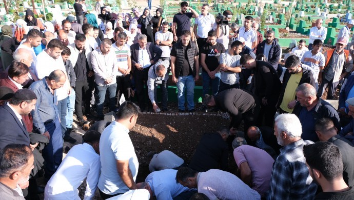 Rojin Kabaiş Diyarbakır’da defnedildi, cenazeyi kadınlar omuzladı