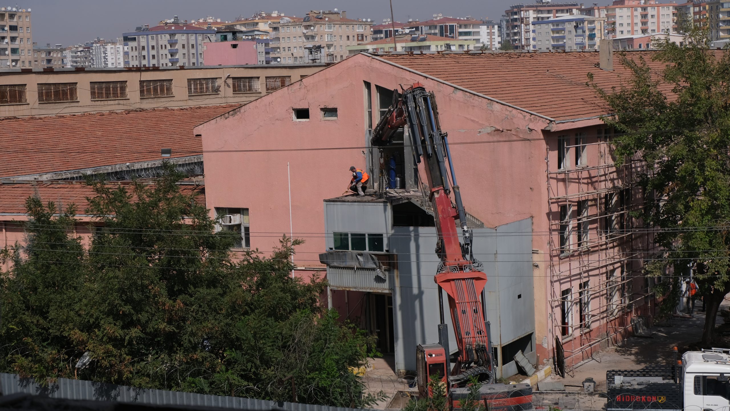 İşkence merkezi Diyarbakır Cezaevi’nde iş makineliyle yıkım başladı