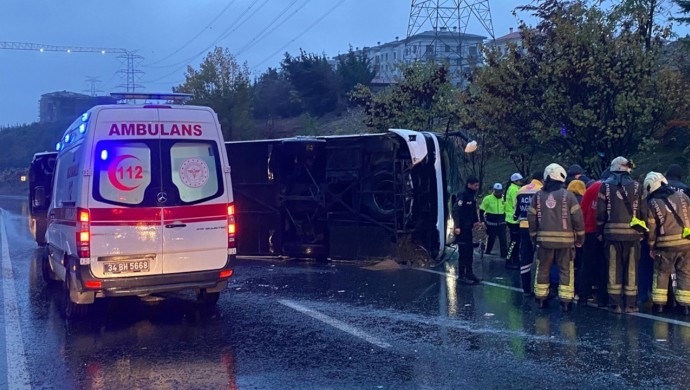 Yolcu otobüsü devrildi: 2 ölü, biri ağır 15 yaralı