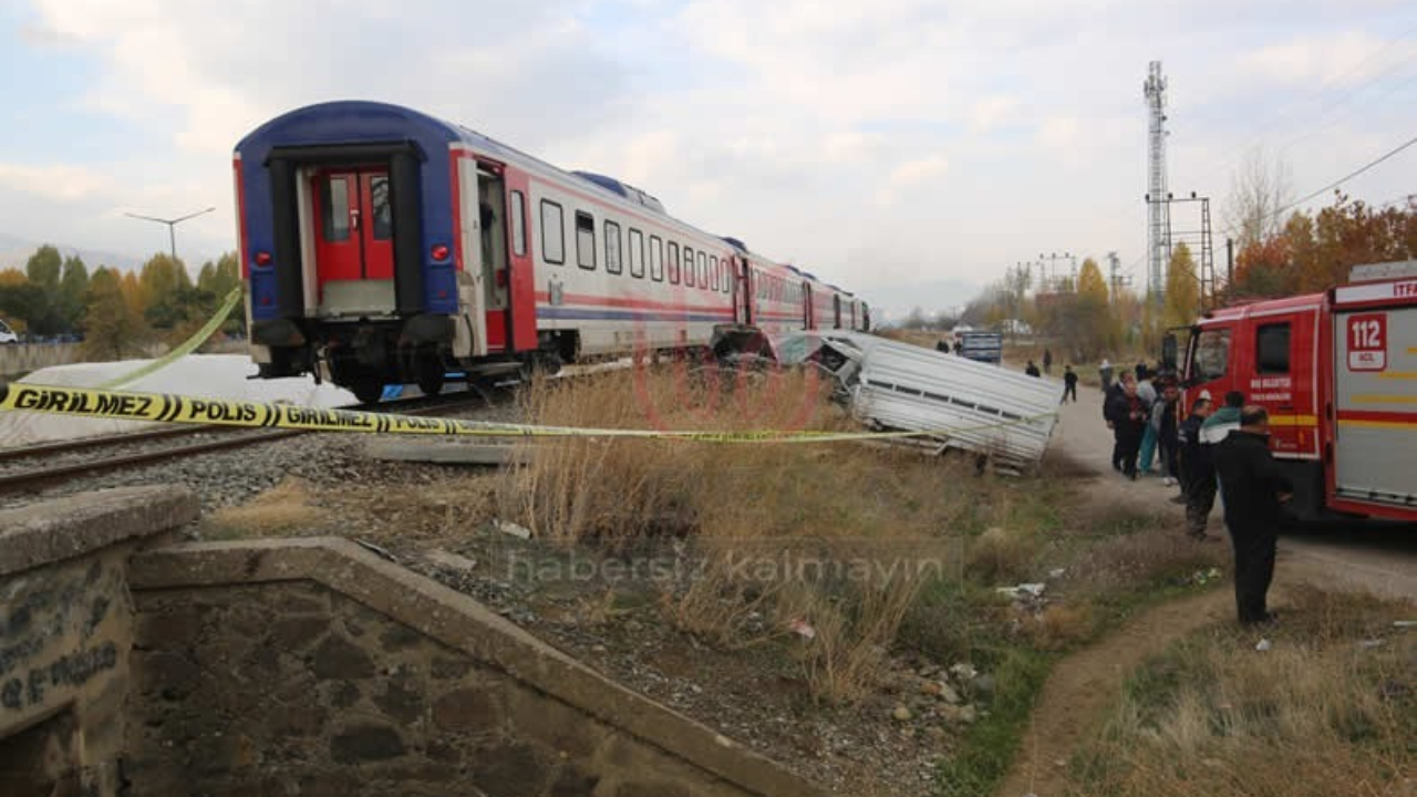 Yolcu Treni Kamyonete Çarptı: Bir Ölü, Bir Yaralı