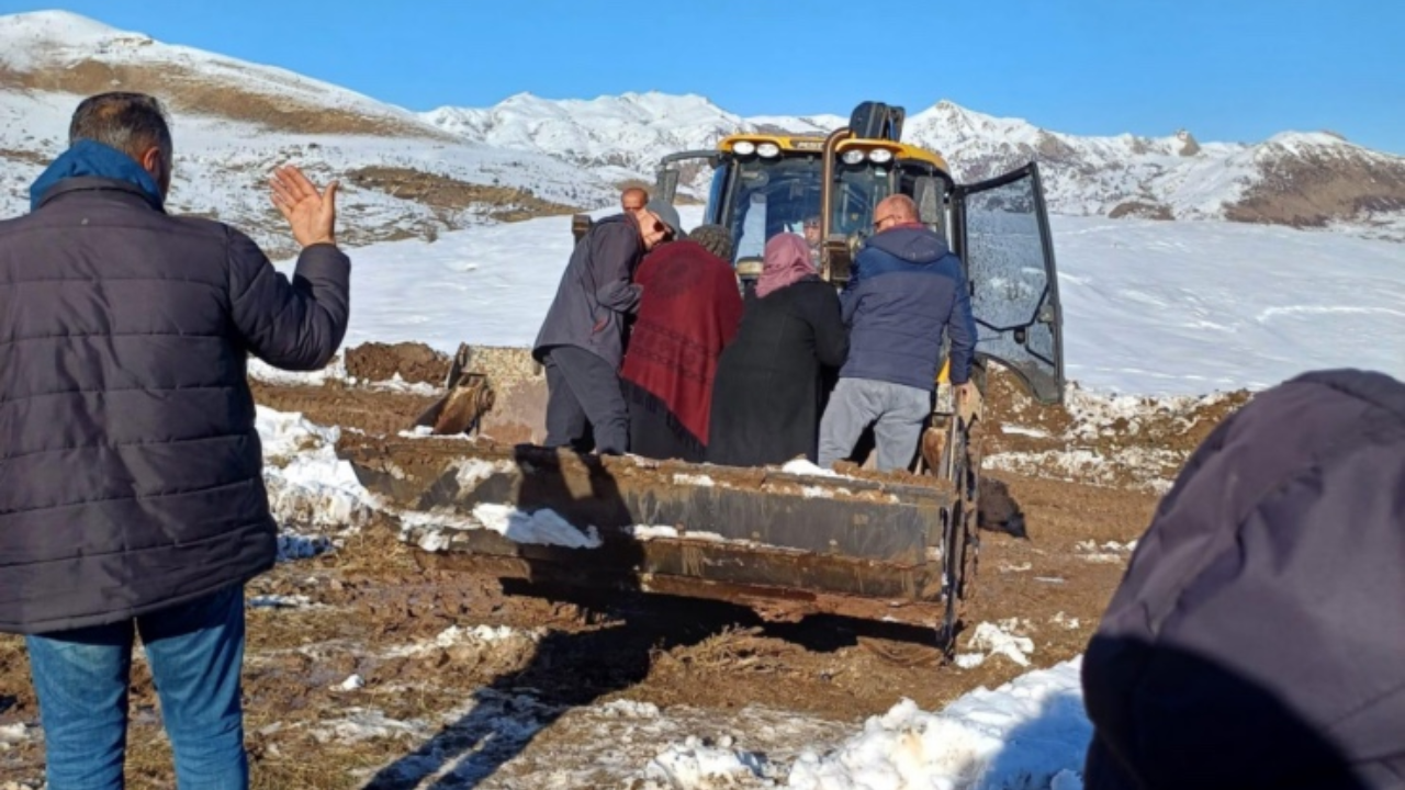 Bingöl’de Kuzey İlçelerinin Yol Çilesi Bitmiyor: Kepçeyle Taşındılar