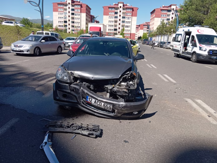 Bingöl Belediyesi Önünde Kaza: Biri Ağır İki Yaralı!