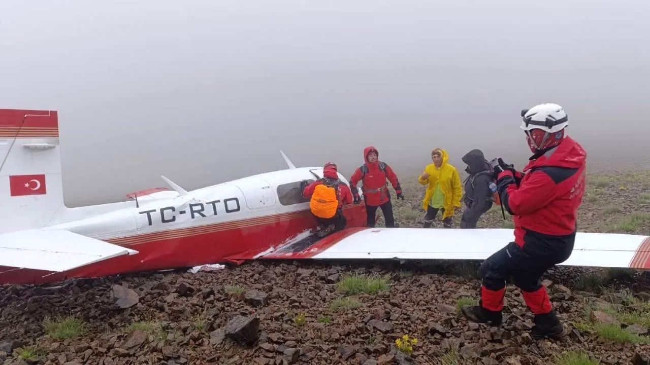 Rize’de Düşen Uçak Enkazına Ulaşıldı: Pilot Hayatını Kaybetti, Yolcu Yaralı Kurtuldu