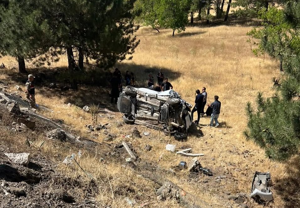 Elazığ-Bingöl Karayolunda Kaza: Hafif Ticari Araç Şarampole Yuvarlandı, 3 Yaralı