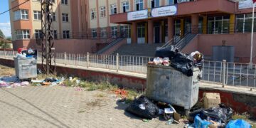 Bingöl Ekinyolu İlkokulu'nda Çöpler Cumadan Beri Alınmıyor! Veliler Tepkili