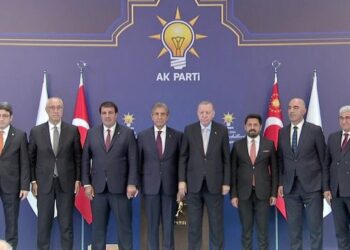 Rozetlerini Erdoğan Taktı: Bingöl'de İki Belediye Başkanı AK Parti’ye Katıldı