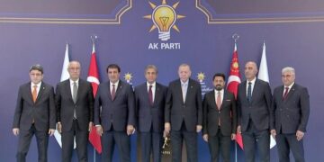 Rozetlerini Erdoğan Taktı: Bingöl'de İki Belediye Başkanı AK Parti’ye Katıldı