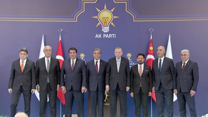 Rozetlerini Erdoğan Taktı: Bingöl'de İki Belediye Başkanı AK Parti’ye Katıldı