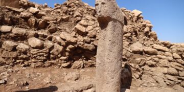 Karahan Tepe'de Ortaya Çıkan İnsan Yüzlü Dikilitaş, Neolitik Dönemin İnsan Tasvirlerini Nasıl Yeniden Tanımlıyor?