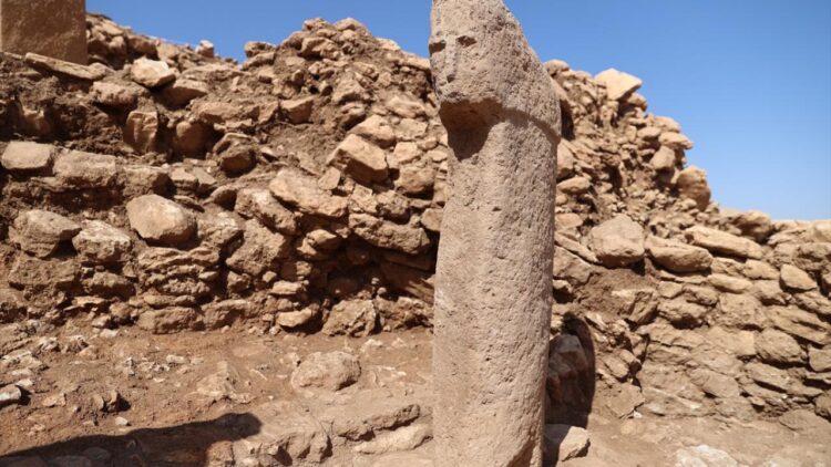 Karahan Tepe'de Ortaya Çıkan İnsan Yüzlü Dikilitaş, Neolitik Dönemin İnsan Tasvirlerini Nasıl Yeniden Tanımlıyor?
