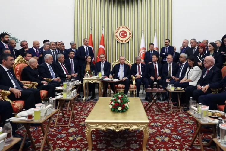 DEM Parti Eş Genel Başkanı Bakırhan, Erdoğan'la Çekilen Fotoğrafları Neden "Demokrasi Eksikliğinin Giderilmesi" Olarak Görüyor?