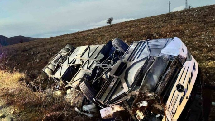 Yolcu Otobüsü Devrildi: 2 Ölü, 21 Yaralı 