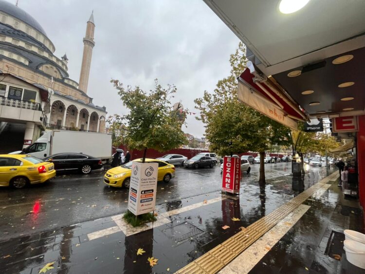 Bingöl'de Şiddetli Yağış Hayatı Felç Etti: Yollarda Su Birikintileri, Trafik Aksadı