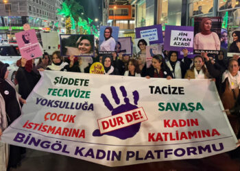 Bingöl'de Kadınlar İlk Kez İlk Gece Yürüyüşü Düzenledi: 'Yas Değil, İsyan Giyiniyoruz'