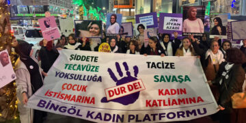 Bingöl'de Kadınlar İlk Kez İlk Gece Yürüyüşü Düzenledi: 'Yas Değil, İsyan Giyiniyoruz'