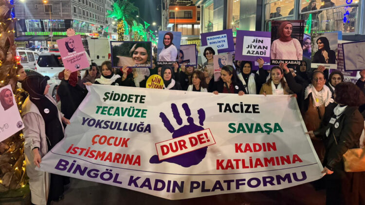 Bingöl'de Kadınlar İlk Kez İlk Gece Yürüyüşü Düzenledi: 'Yas Değil, İsyan Giyiniyoruz'