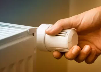 Bingöl'de Kış Kapıda, Isınma Krizi Derinleşiyor: "Battaniyeyle Oturuyoruz, Faturalar Korkutuyor"