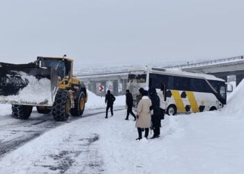 Bingöl'de buzlu yolda kayan yolcu otobüsü viyadük bağlantı yolunda mahsur kaldı