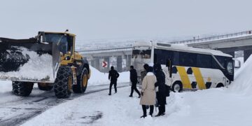 Bingöl'de buzlu yolda kayan yolcu otobüsü viyadük bağlantı yolunda mahsur kaldı