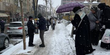 Bingöl’de dondurucu soğuklar yerini kar yağışına bıraktı: Ulaşımda aksamalar yaşanıyor