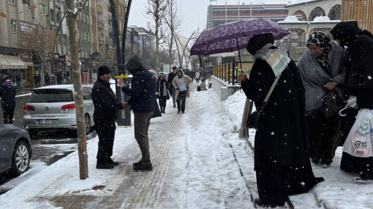Bingöl’de dondurucu soğuklar yerini kar yağışına bıraktı: Ulaşımda aksamalar yaşanıyor
