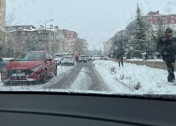 Bingöl'de yollar buz pisti: Buzlanma meydana gelen yollarda araba kullanırken nelere dikkat edilmeli?