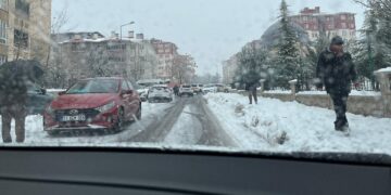 Bingöl'de yollar buz pisti: Buzlanma meydana gelen yollarda araba kullanırken nelere dikkat edilmeli?