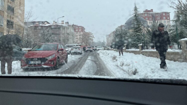 Bingöl'de yollar buz pisti: Buzlanma meydana gelen yollarda araba kullanırken nelere dikkat edilmeli?