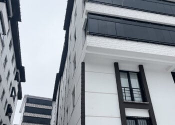 Bingöl’de çatılarda biriken kar can aldı: Sorumluluk binada mı belediye mi?