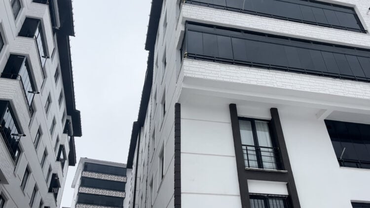 Bingöl’de çatılarda biriken kar can aldı: Sorumluluk binada mı belediye mi?