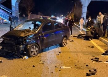 Bingöl'de trafik kazası: Bariyerleri aşan araç karşı şeride geçti, 2 ağır yaralı