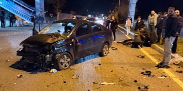 Bingöl'de trafik kazası: Bariyerleri aşan araç karşı şeride geçti, 2 ağır yaralı