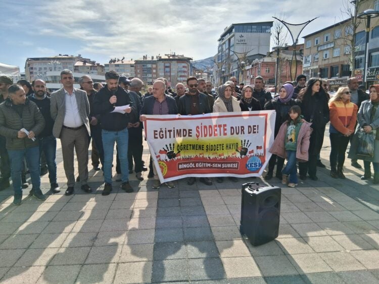 Bingöl’de eğitimcilerden 'şiddete artık yeter' eylemi: "MEB birinci derecede sorumludur"